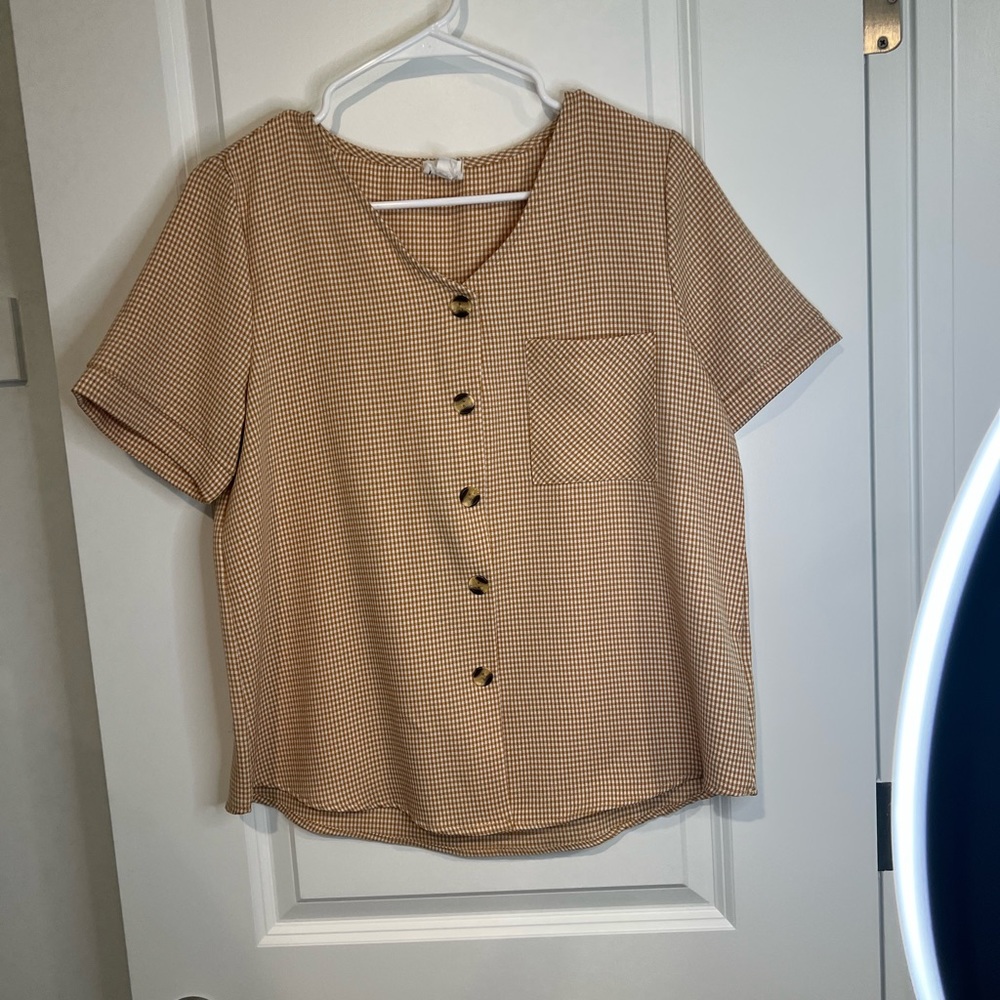 Boutique micro plaid cream and mustard cap sleeve blouse. Size medium.